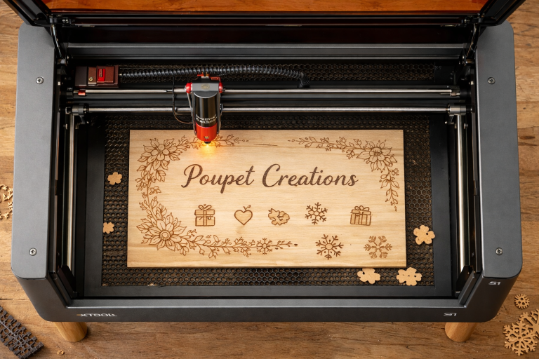 capot de découpeur laser avec une planche gravée Poupet Creations